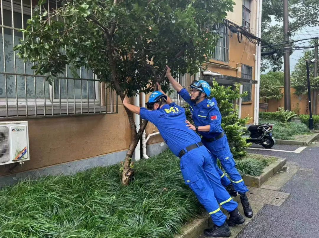 台风蓝色预警解除！地铁全线恢复运营！外卖点餐也能配送了......风雨中，他们“汛”速出击→-金年会(图7)