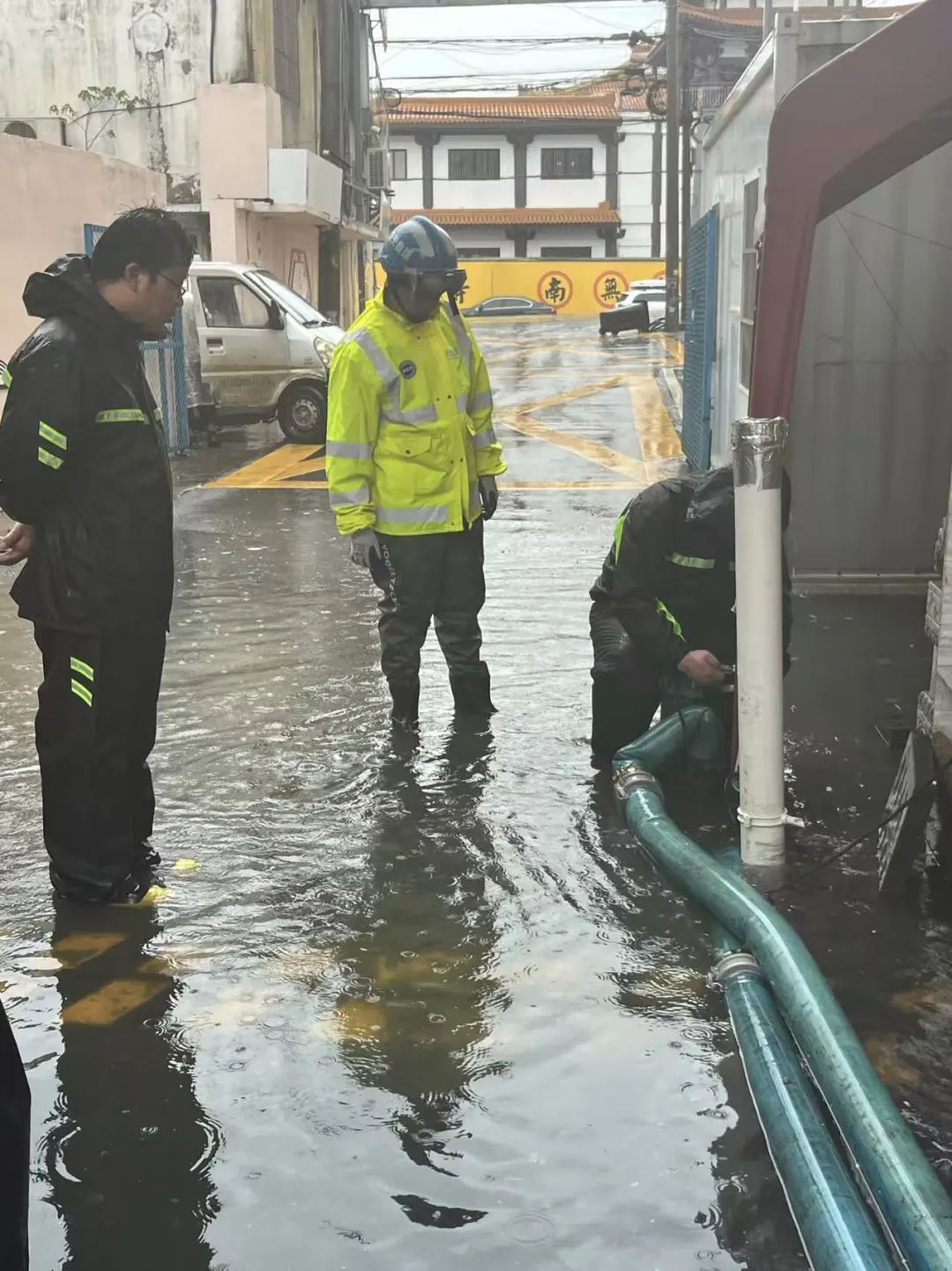 台风蓝色预警解除！地铁全线恢复运营！外卖点餐也能配送了......风雨中，他们“汛”速出击→-金年会(图9)