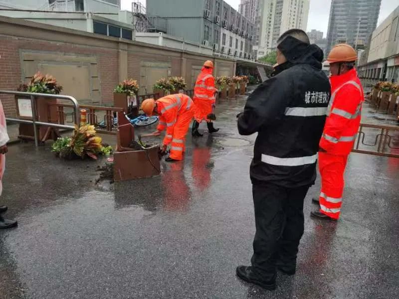 台风蓝色预警解除！地铁全线恢复运营！外卖点餐也能配送了......风雨中，他们“汛”速出击→-金年会(图12)