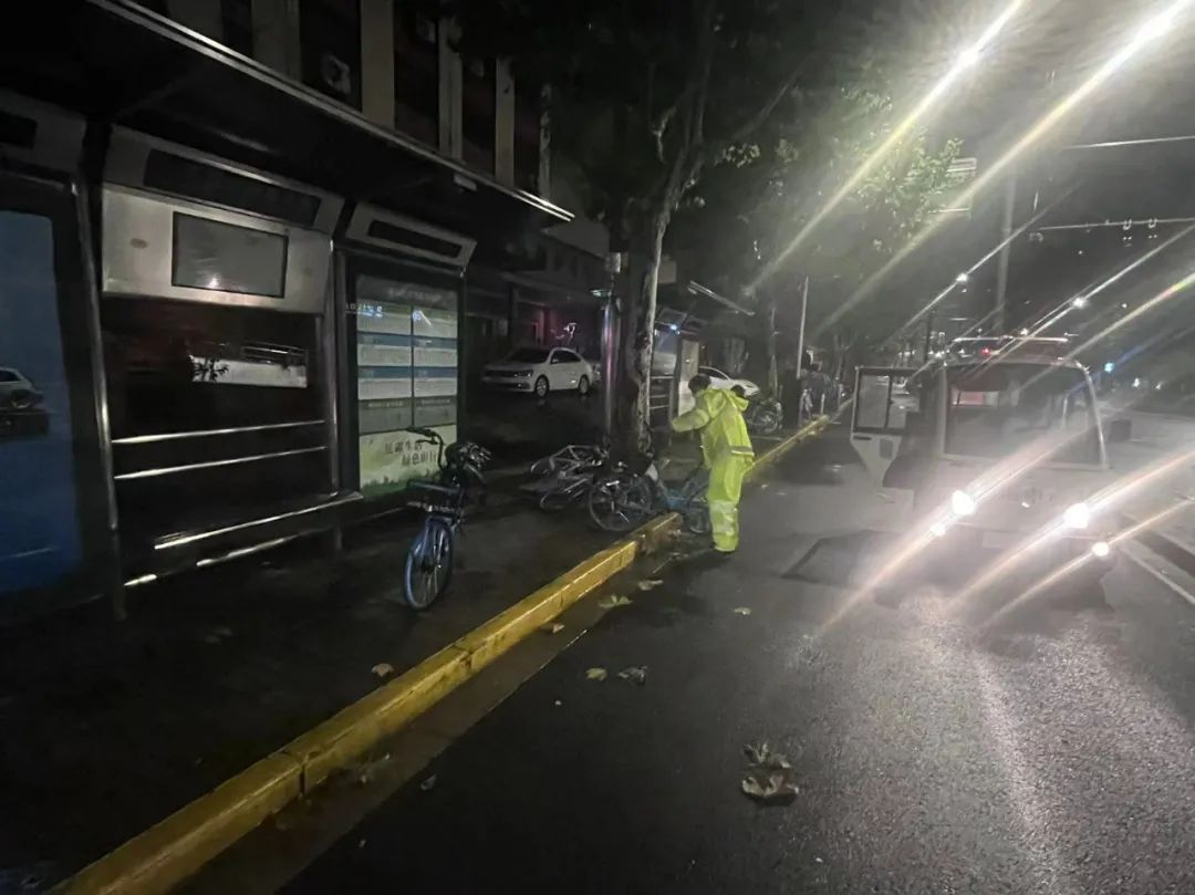 台风蓝色预警解除！地铁全线恢复运营！外卖点餐也能配送了......风雨中，他们“汛”速出击→-金年会(图13)