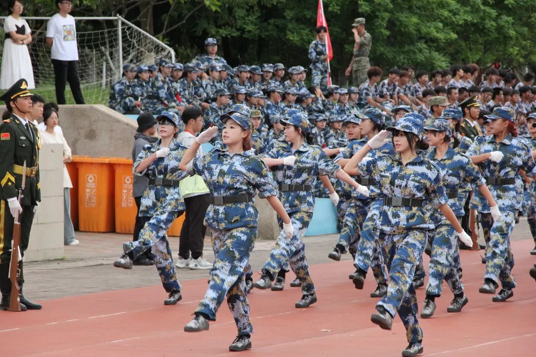 我校举行2024级新生军训总结大会暨开学典礼-金年会(图15)