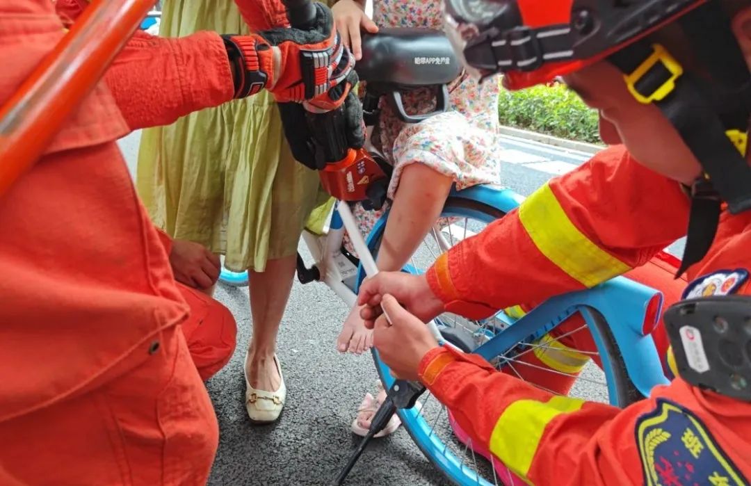 下陆区 | 疼！共享单车“咬”住女孩的脚......-金年会(图3)