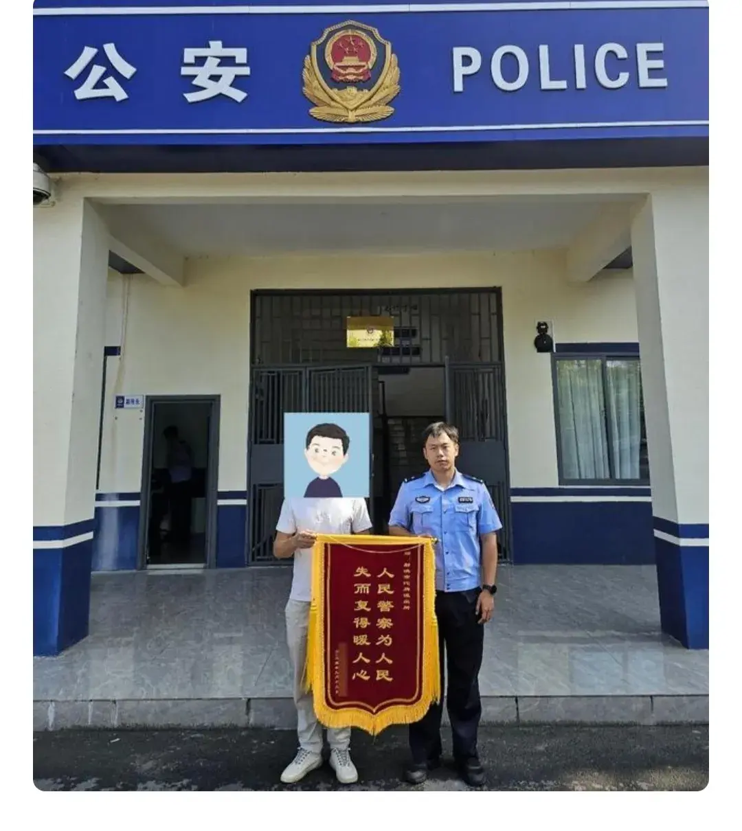 在四川射洪市，一个13岁少年小牟，在无人监管的情况下，将家里的拆迁款34万元全部打赏给了网络主播，并额外在游戏上充值了数万元。(图3)