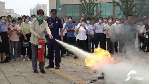 齐鲁网·闪电新闻6月20日讯 6月20日，潍坊市市级机关综合办公大楼举行消防疏散演练和灭火实战演练，进一步强化消防工作快速响应机制。(图3)