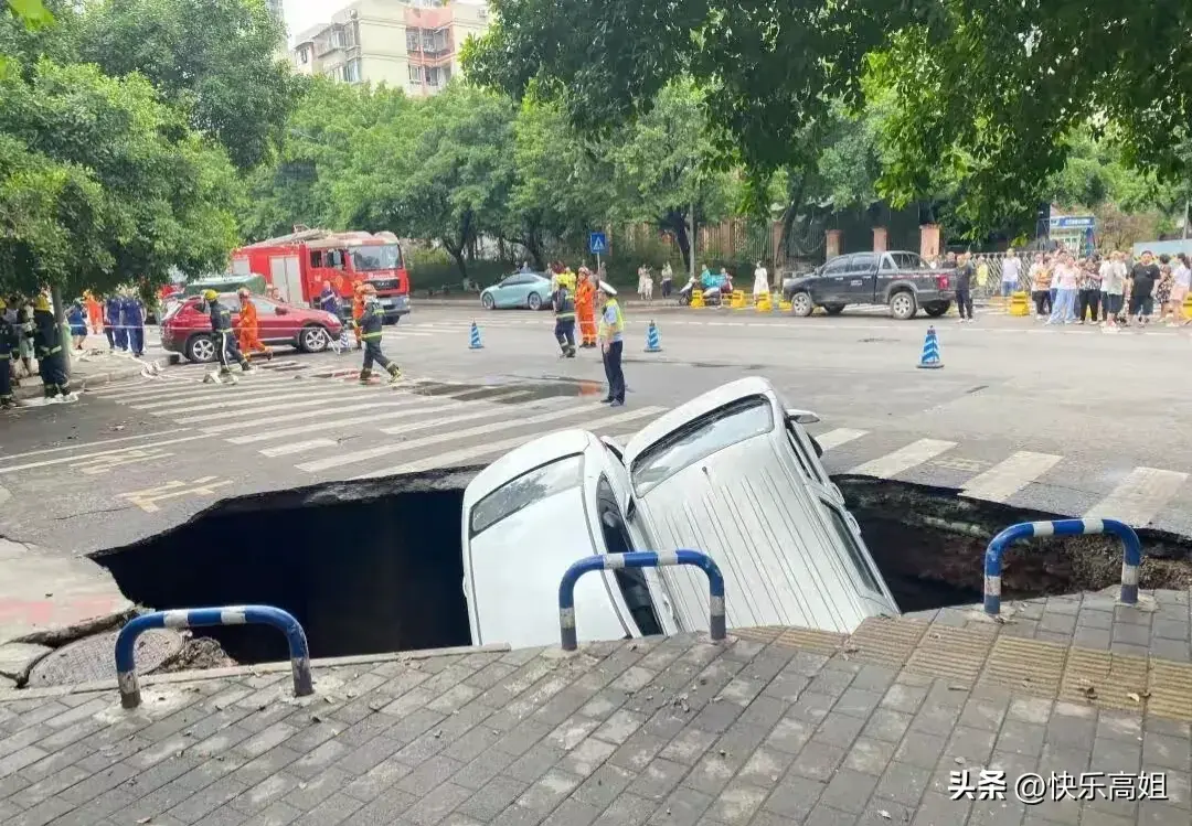 重庆九龙坡：轿车骤陷路面大坑，惊险一幕引关注(图6)